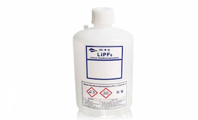 화학소재 기업 후성 주가가 급등세다. 사진은 후성 LiPF6 제품 사진./사진=후성