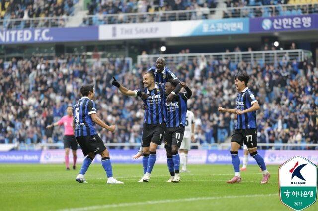 무고사의 득점 이후 인천 선수들이 기뻐하고 있다./한국프로축구연맹