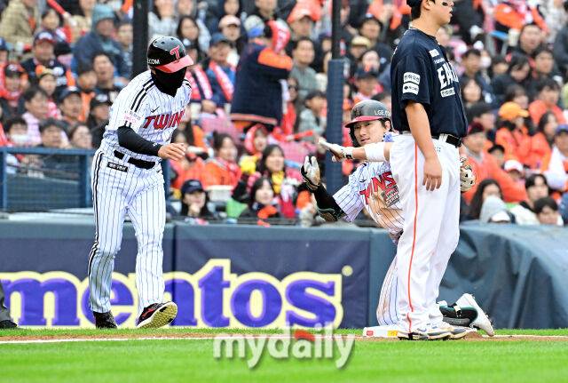 26일 오후 서울 잠실야구장에서 진행된 '2025 신한 SOL Bank KBO 한국시리즈 1차전' 한화 이글스와 LG 트윈스의 경기. LG 신민재가 5회말 1사 안타를 때린 뒤 3루까지 진루하고 있다./마이데일리