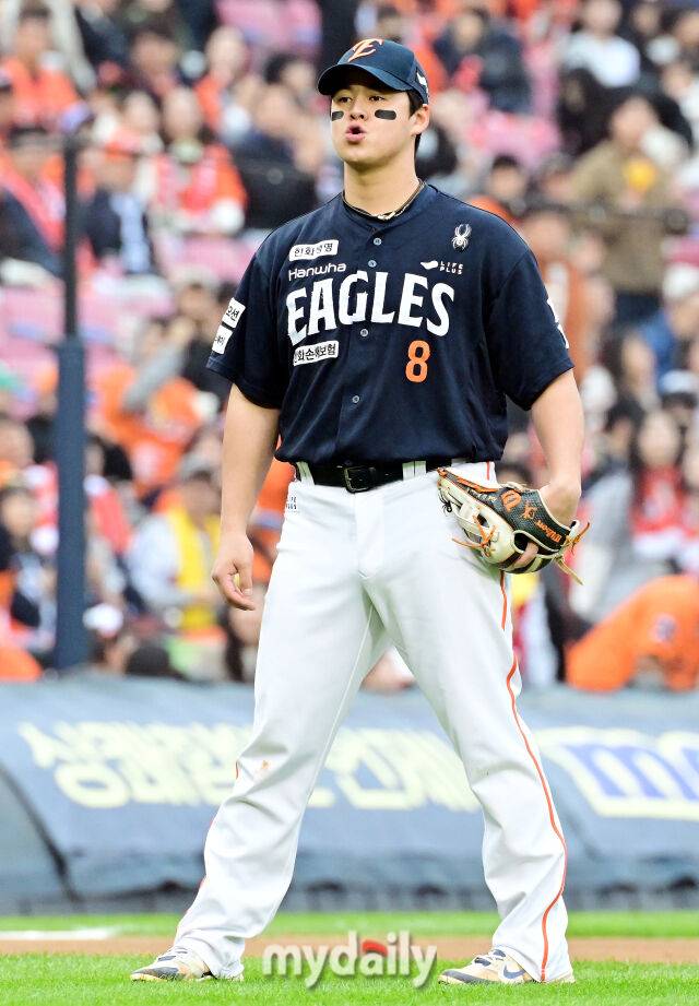 26일 오후 서울 잠실야구장에서 진행된 '2025 신한 SOL Bank KBO 한국시리즈 1차전' 한화 이글스와 LG 트윈스의 경기. 한화 노시환이 4회말 송구 실책으로 실점을 한 뒤 아쉬워 하고 있다./마이데일리