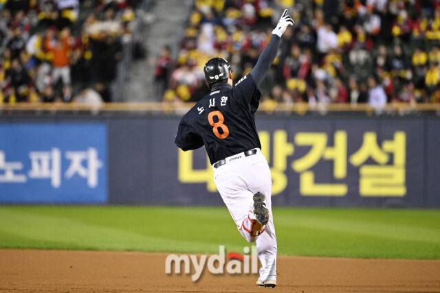 27일 서울 잠실야구장에서 열린 2025 신한 SOL 뱅크 KBO 한국시리즈 2차전' 한화 이글스와 LG 트윈스 경기. 한화 노시환이 1회초 1사에 백투백 솔로포를 친 후 그라운드를 돌고 있다./마이데일리