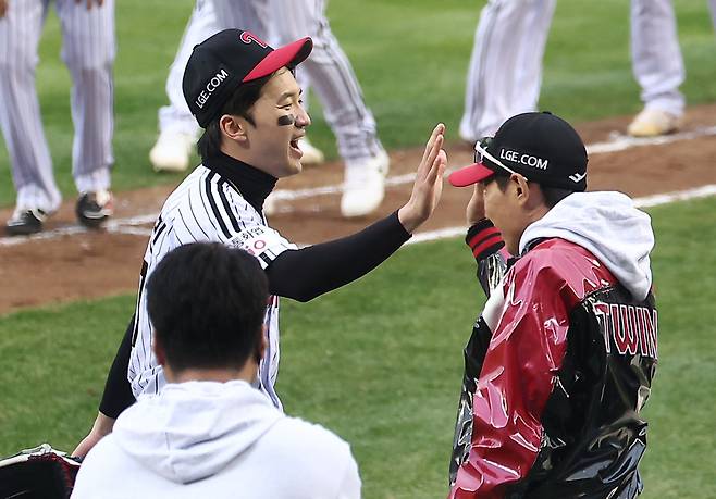LG 박해민과 염경엽 감독이 26일 서울 잠실야구장에서 열린 프로야구 2025 신한 SOL뱅크 KBO 포스트시즌 한국시리즈 1차전 한화 이글스와 LG 트윈스의 경기에서 8-2로 승리를 거둔 후 하이파이브를 하고 있다. 뉴스1