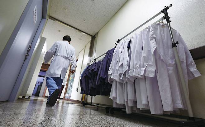 전공의 집단 사직이 본격화 된 2024년 3월15일 대구 지역의 대학병원 복도 한 편에 의사 가운이 걸려있다. ⓒ연합뉴스