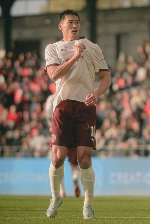 조규성이 27일(한국시간) 덴마크 프레데리시아의 몬야사 파크에서 열린 프레데리시아와 2025~2026시즌 덴마크 수페르리가 13라운드 원정경기에 출전해 전반 34분 골을 터트린 뒤 기뻐하고 있다. 이날 그는 무릎 부상에서 돌아온 뒤 처음으로 풀타임을 소화하며 순조로운 회복세를 보였다. 사진출처│미트윌란 인스타그램