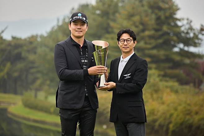 (왼쪽부터) 2025 제네시스 챔피언십 우승자 이정환 선수와 제네시스사업본부장 송민규 부사장 ⓒ제네시스