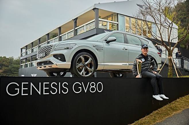 2025 제네시스 챔피언십 우승자 이정환 선수와 우승 부상으로 제공되는 GV80 ⓒ제네시스
