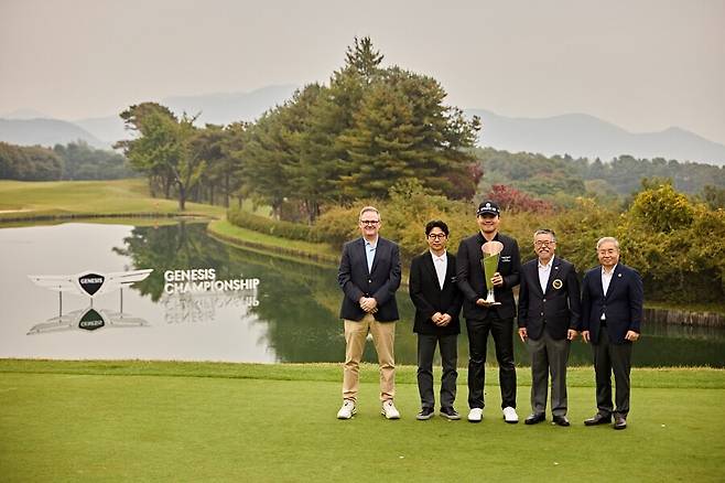 (왼쪽부터) DP 월드투어 최고운영책임자 벤 코웬, 제네시스사업본부장 송민규 부사장, 2025 제네시스 챔피언십 우승자 이정환 선수, KPGA 투어 김원섭 회장, 우정힐스 컨트리클럽 이정윤 대표이사 ⓒ제네시스