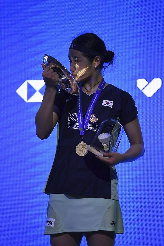 ▲ 왕즈이에게 건넨 저녁 약속처럼 안세영의 미소에는 여유와 자신감이 공존했다. 지금 세계 여자 배드민턴은 안세영의 시대다. ⓒ연합뉴스