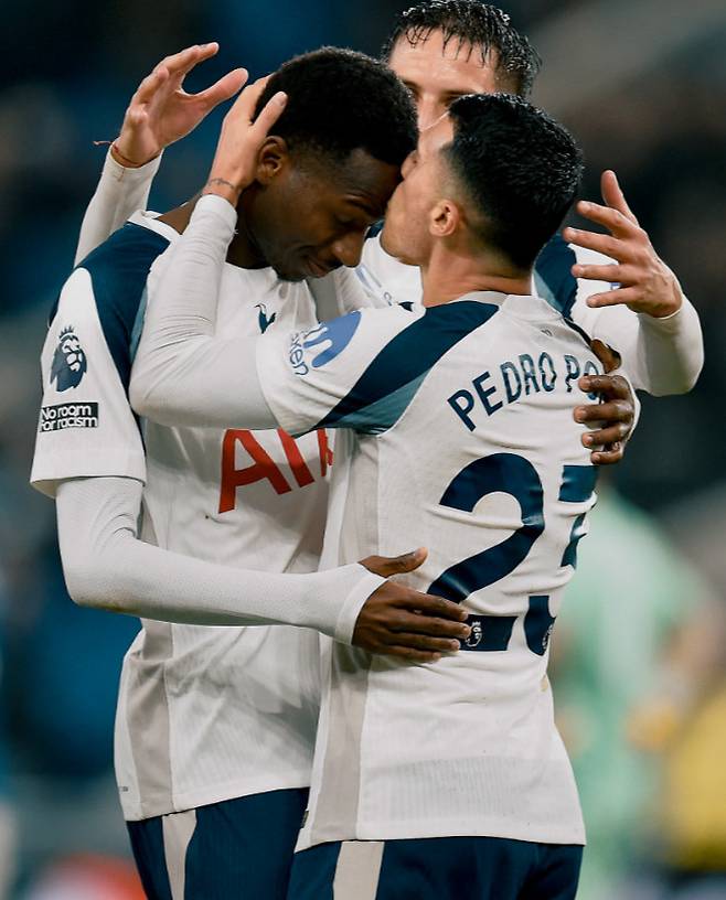 파페 사르(왼쪽)와 페드로 포로. /사진=토트넘 공식 SNS 갈무리