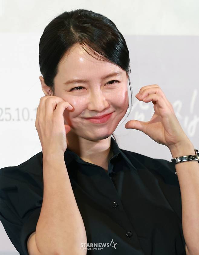 (서울=뉴스1) 권현진 기자 = 배우 송지효가 26일 서울 용산구 CGV용산아이파크몰에서 열린 영화 ‘만남의 집’ 언론시사회에 참석해 포즈를 취하고 있다. '만남의 집'은 15년 차 FM교도관 '태저'의 인생 첫 오지랖이 만든 햇살 같은 인연을 그린 휴먼 드라마다. 2025.9.26/뉴스1 Copyright (C) 뉴스1. All rights reserved. 무단 전재 및 재배포, AI학습 이용 금지. /사진=(서울=뉴스1) 권현진 기자