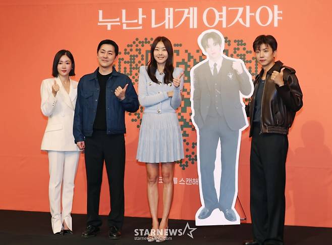 황우슬혜, 박진우 PD, 한혜진, 장우영이 27일 오전 서울 여의도 KBS에서 진행된 2TV 예능 '누난 내게 여자야' 제작발표회에 참석해 포즈를 취하고 있다. 나이 차이라는 현실의 벽을 넘어 사랑 앞에 과감하고 솔직한 연상연하 남녀들의 도발적이고 진솔한 연애세포 재생 리얼리티 '누난 내게 여자야'는 오늘(27일) 첫 방송된다. /2025.10.27 /사진=이동훈 photoguy@