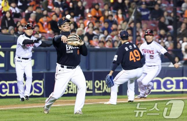 27일 서울 잠실야구장에서 열린 프로야구 2025 신한 SOL뱅크 KBO 포스트시즌 한국시리즈 2차전 한화 이글스와 LG 트윈스의 경기, 한화 노시환이 7회말 무사 2루 상황 LG 박동원의 희생번트 때 송구 실책을 하고 있다. /사진=뉴스1