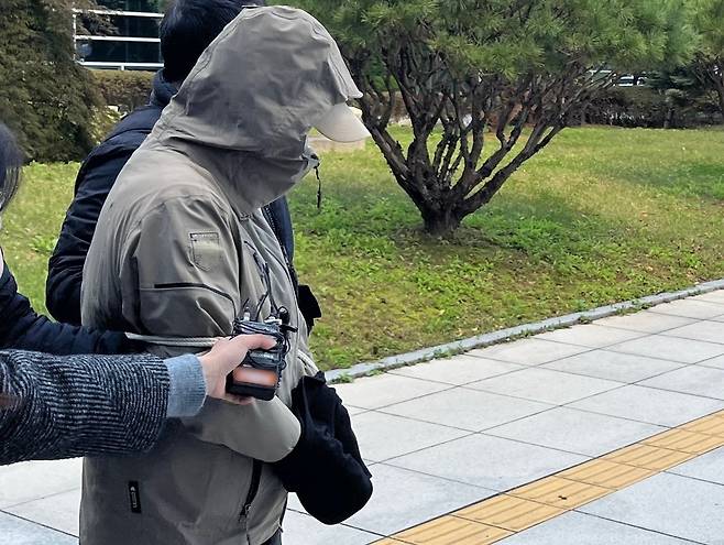 ▲ 서울 강북구 한 식당에서 흉기를 휘둘러 1명을 숨지게 한 혐의를 받는 60대 남성이 28일 구속 전 피의자심문(영장실질심사)에 출석했다. /연합뉴스