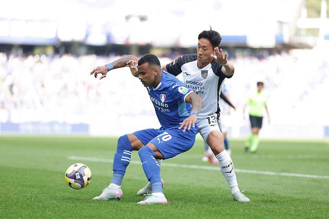 지난 25일 수원월드컵경기장에서 열린 하나은행 K리그2 2025 36라운드 수원 삼성과 전남 드래곤즈의 경기에서 수원 세라핌과 전남 김용환이 볼 다툼을 하고 있다. <한국프로축구연맹 제공>