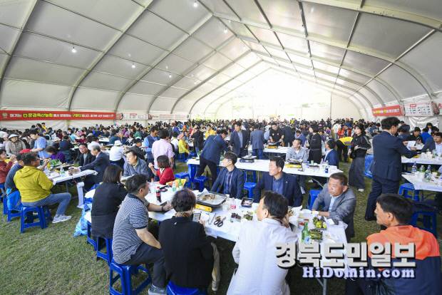 지난해 문경약돌한우축제 구이터에서 한우를 먹고 있는 관광객들 모습. 사진=문경시 제공