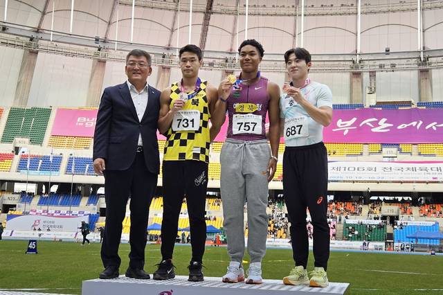 부산 전국체전에 참가한 예천군청 나아디 조엘진(오른쪽 두 번째)이 시상대에서 메달을 목에 걸고 김학동 예천군수(맨 왼쪽)와 기념 촬영을 하고 있다. 예천군 제공