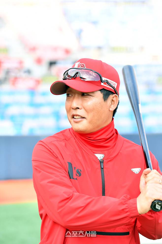 SSG 조동환 코치가 18일 수원KT위즈파크에서 열린 2023 KBO리그 KT와 시즌 첫 경기를 준비하는 선수들의 타격훈련을 지켜보며 이야기를 나누고 있다. 사진 | 스포츠서울DB
