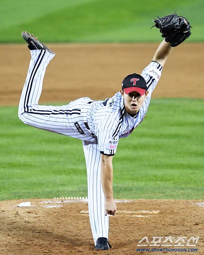 27일 잠실구장에서 열린 한국시리즈 2차전 LG 트윈스와 한화 이글스의 경기. LG 김영우가 역투하고 있다. 잠실=박재만 기자 pjm@sportschosun.com/2025.10.27/