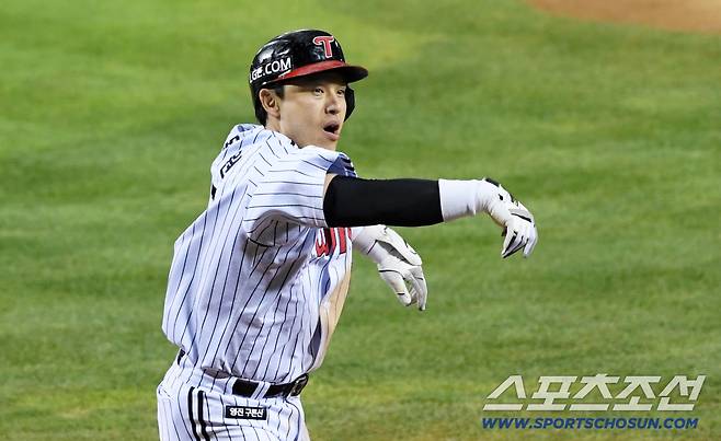 27일 잠실구장에서 열린 한국시리즈 2차전 LG 트윈스와 한화 이글스의 경기. 3회말 2사 1루 LG 박동원이 투런포를 날린 뒤 환호하고 있다. 잠실=박재만 기자 pjm@sportschosun.com/2025.10.27/