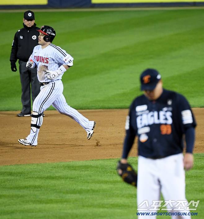 27일 잠실구장에서 열린 한국시리즈 2차전 LG 트윈스와 한화 이글스의 경기. 3회말 2사 1루 LG 박동원이 투런포를 날린 뒤 환호하고 있다. 잠실=박재만 기자 pjm@sportschosun.com/2025.10.27/