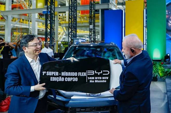 지난 9일 왕촨푸 BYD 회장(사진 왼쪽)이 루이스 이나시우 룰라 다 시우바 브라질 대통령에게 BYD가 생산한 1400만번째 친환경차 '송 pro'를 인도하고 있다. BYD 제공