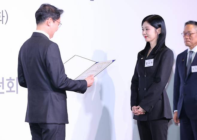 배우 장나라가 28일 오전 서울 여의도 FKI타워에서 열린 제10회 금융의 날 기념식에서 이억원 금융위원장에게 대통령 표창을 수상하고 있다. 2025.10.28 뉴시스