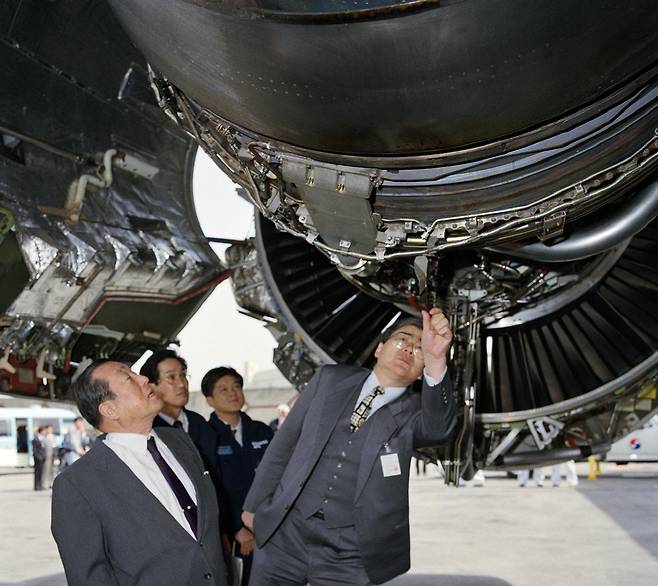 1995년 조중훈 한진그룹 창업주와 함께 보잉 777 항공기를 시찰하는 조양호 선대회장. 한진그룹 제공