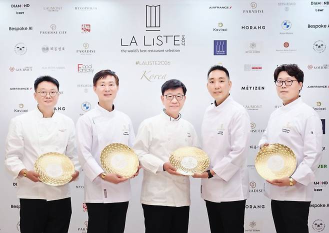 지난 27일 ‘라 리스트 2026 레스토랑 한국 시상식’에 참석한 서울신라호텔 팔선 주홍삼 셰프, 아리아께 정종술 셰프, 라연 김성일 셰프, 라연 차도영 셰프, 콘티넨탈 김성현 셰프(왼쪽부터)가 기념촬영을 하고 있다. 호텔신라 제공
