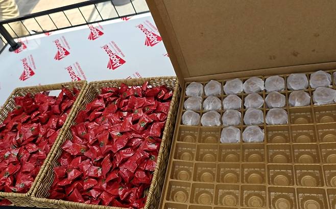 진안 홍삼 캔디와 천안 호두과자.