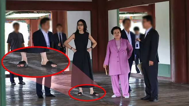 김건희(왼쪽 네 번째) 여사와 이배용(다섯 번째) 전 국가교육위원장이 경복궁 경회루로 추정되는 장소에 함께 서 있는 모습 (사진, '김어준의 겸손은힘들다 뉴스공장' 유튜브)