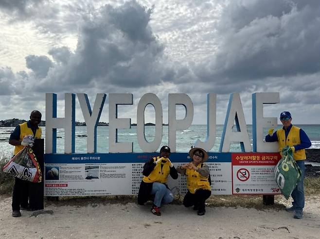 협재해변에서 해양 폐기물을 수거하며 제주 환경보전 활동에 동참하고 있다. (제주관광공사 제공)