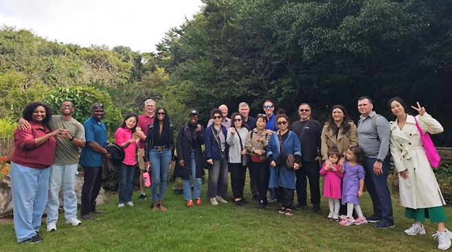 레클리스 투어에 참여한 주한미군 가족들이 제주 자연과 역사 자원을 탐방하고 있다. (제주관광공사 제공)