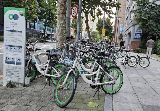 28일 오전 당산역 인근 따릉이 구역에 배치된 자전거들이 그대로 남아있다. 김정재 기자