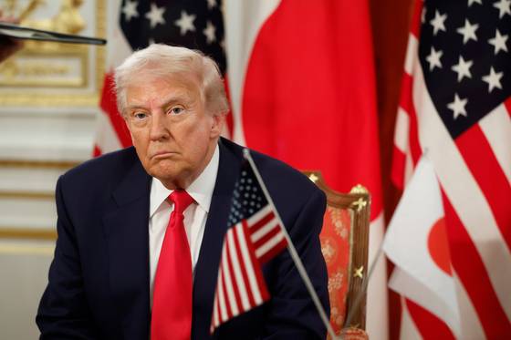 도널드 트럼프 미국 대통령이 28일(현지시간) 도쿄 아카사카 궁 영빈관에서 열린 다카이치 사나에 일본 총리와 방위비 분담금 협정 서명식에 참석하고 있다. AP=연합뉴스