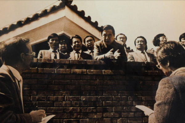 야당 지도자 시절이던 1987년 ‘가택연금’ 조치를 당해 서울 동교동 사저에 발이 묶인 김대중 전 대통령이 담장 밖 기자들과 인터뷰하고 있다. 김대중평화센터 제공