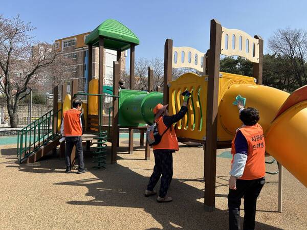 어르신들이 어르신일자리사업 중 클린존 만들기를 수행하고 있다. 시흥시 제공