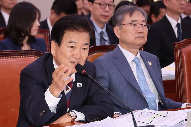 28일 국회 외교통일위원회 종합감사에서 정동영 통일부 장관이 발언하고 있다. 오른쪽에 앉은 조현 외교부 장관은 발언을 듣고 있다. 연합뉴스
