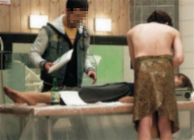 한국인 대학생이 캄보디아 범죄조직에 납치돼 고문 끝에 숨진 사건이 발생한 가운데, 최근 캄보디아에서 장기 밀매 사건이 횡행하는 것으로 전해졌다. 현지에서 실종돼 생사 확인이 어려운 한국인이 80명이 넘는 만큼 장기 밀매 실태에 대해서도 폭넓게 조사해야 한다는 지적이 나온다. 사진은 기사 이해를 돕기 위한 자료 사진. /사진=영화 '공모자들' 스틸
