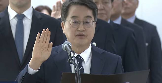김동연 경기도지사가 지난 20일 국회 국토교통위원회 경기도 국정감사에서 증인선서를 하는 모습. /사진제공=경기도
