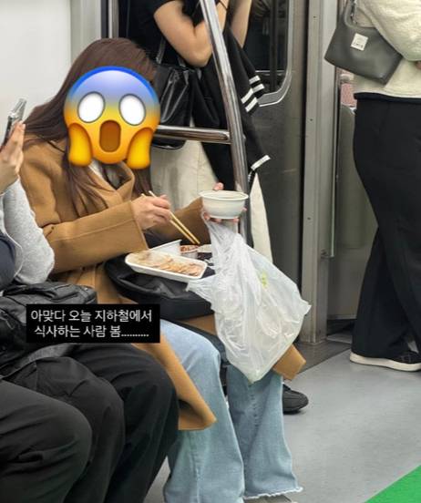 서울 지하철 객차 안에서 식사를 하고 있는 여성. sns 캡쳐