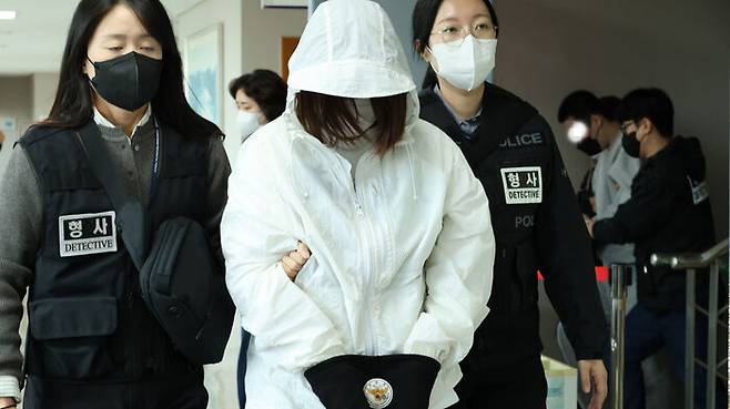 20일 오후 충남경찰청에서 사기 혐의로 수사받는 캄보디아 송환 피의자들이 충남 홍성 대전지법 홍성지원에 구속 전 피의자심문(영장실질심사)을 받기 위해 출석하고 있다.