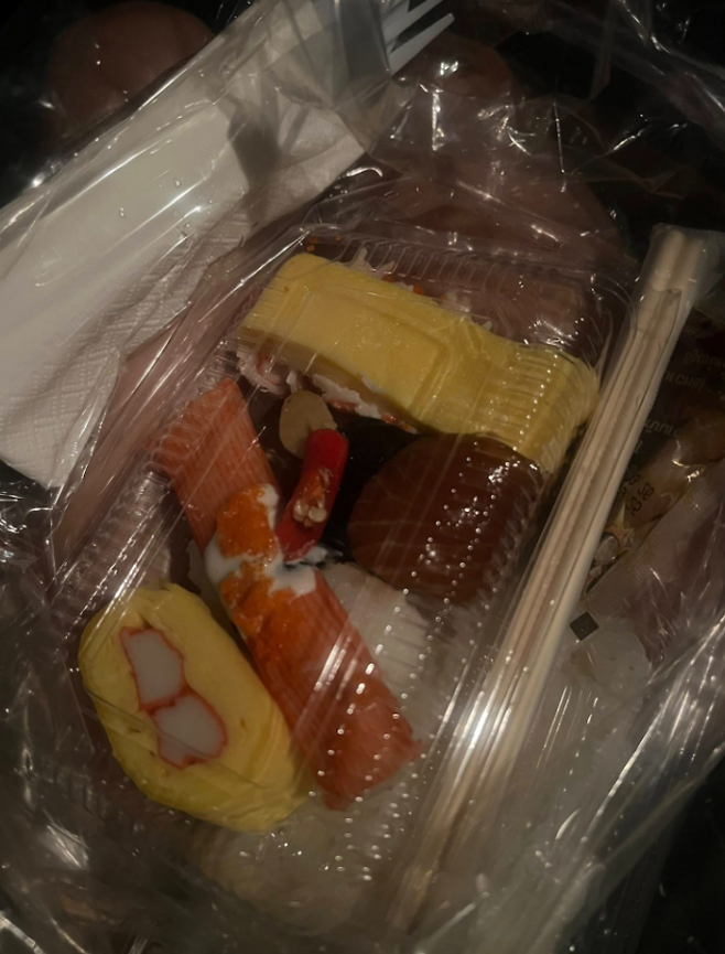 태국의 한 누리꾼이 달걀 초밥에서 푸른 빛이 난다고 주장하며 올린 사진이 온라인상에서 화제를 모으고 있다. 페이스북