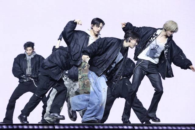 그룹 앤팀(&TEAM)이 28일 서울 용산구 블루스퀘어에서 열린 한국 데뷔 미니 1집 '백 투 라이프'(Back to Life) 발매 기념 미디어 쇼케이스에서 타이틀 곡 무대를 선보이고 있다. 연합뉴스