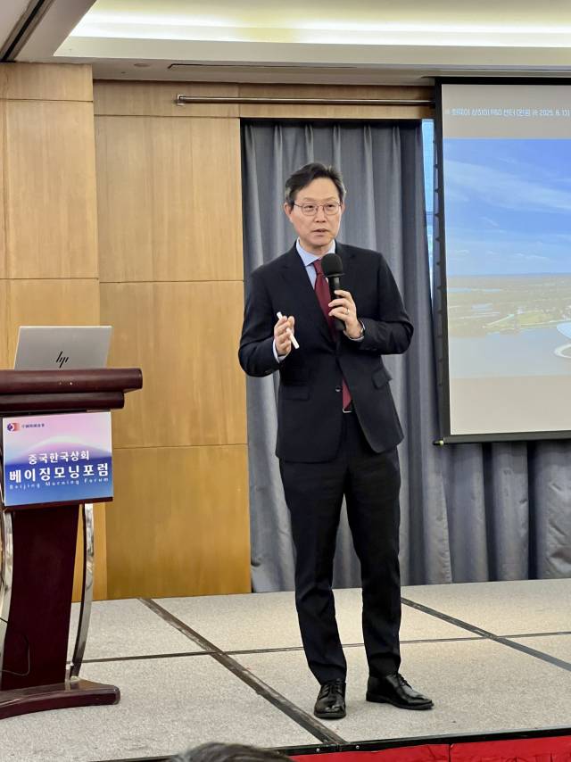 양걸 중국삼성 사장 겸 중국한국상회 회장이 28일 베이징 힐튼호텔에서 열린 ‘제101회 모닝포럼’에 참석해 강연하고 있다.