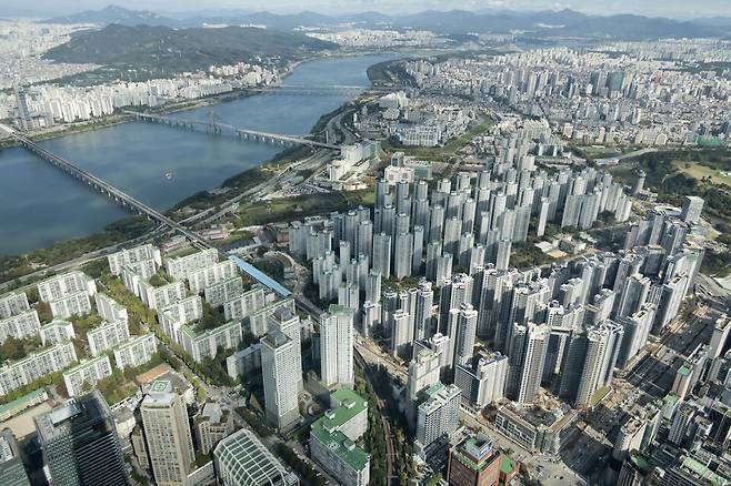 22일 오전 서울 송파구 서울스카이 전망대에서 바라본 서울 아파트 단지 전경. ⓒ시사저널 박정훈