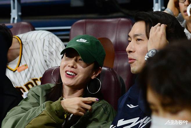 21일 서울 고척스카이돔에서 ‘메이저리그 월드투어 서울시리즈 2024’ SD 파드리스와 LA 다저스 열렸다. 배우 손예진, 현빈 부부가 경기를 관전하고 있다. 고척 | 김종원 기자 won@donga.com
