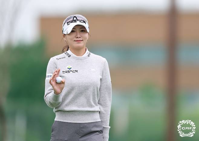조아연이 지난달 19일 열린 KLPGA 투어 하나금융그룹 챔피언십 2라운드 도중 4번 홀에서 버디를 잡은 뒤 손을 들어 갤러리에게 인사하고 있다. KLPGA 제공
