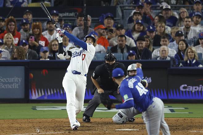 7회말 동점 솔로홈런을 치는 오타니 쇼헤이. 로스앤젤레스 | EPA연합뉴스