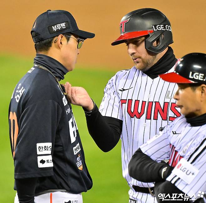 27일 오후 서울 송파구 잠실야구장에서 열린 '2025 신한 SOL Bank KBO 한국시리즈' 한화 이글스와 LG 트윈스의 2차전 경기, 6회말 2사 1루 한화 채은성과 LG 오스틴이 대화를 나누고 있다. 잠실, 김한준 기자
