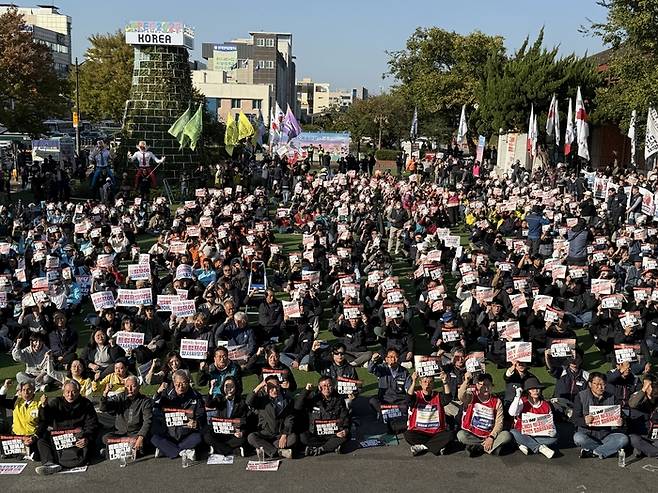 29일 오후 3시쯤 민주노총 노조원 3천명(경찰추산)도 이날 같은 시간 옛 경주역 앞 경주문화관에서 경제수탈·일자리 파괴 트럼프 방한 반대 결의대회를 열었다. 구경모기자